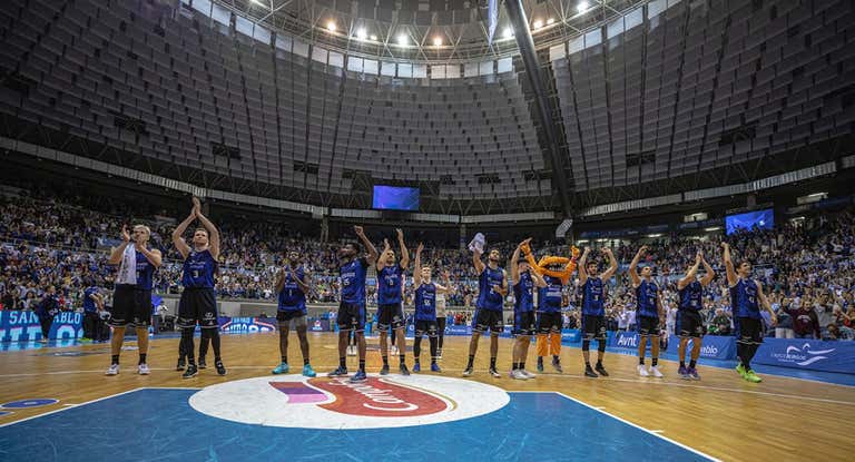 Los jugadores del San Pablo Burgos celebran el pase a la Final Four.