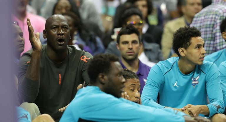 Michael Jordan anima a los Charlotte Hornets.