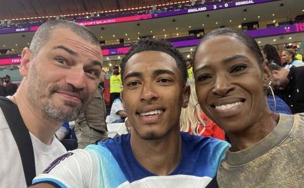 Selfie de Bellingham con su padre Mark y su madre Denise.