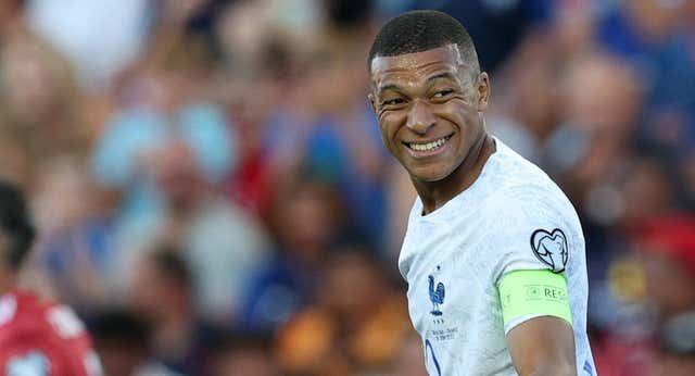 Un gol y la compañía de su madre: 24 horas detrás de Mbappé en el Algarve