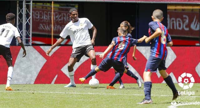 ¿Por qué el Barça y el Madrid son los únicos que no ponen nombres a las camisetas de los niños en LaLiga Promises?