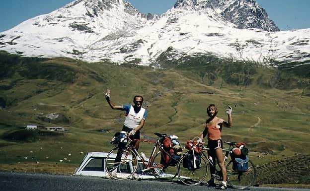 Fernando Rasal y un amigo en su viaje a Suiza durante los años 80.  F. R.