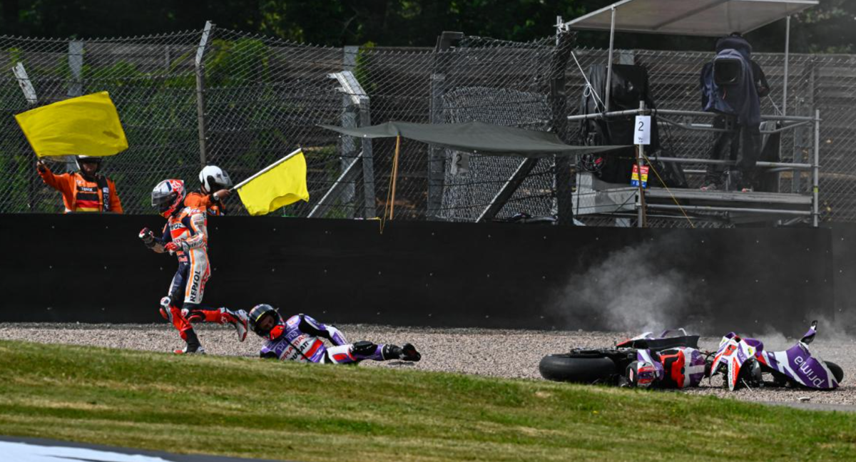 Marc Márquez y Johan Zarco, tras el accidente en la curva 1 del circuito de Sachsenring. /MotoGP