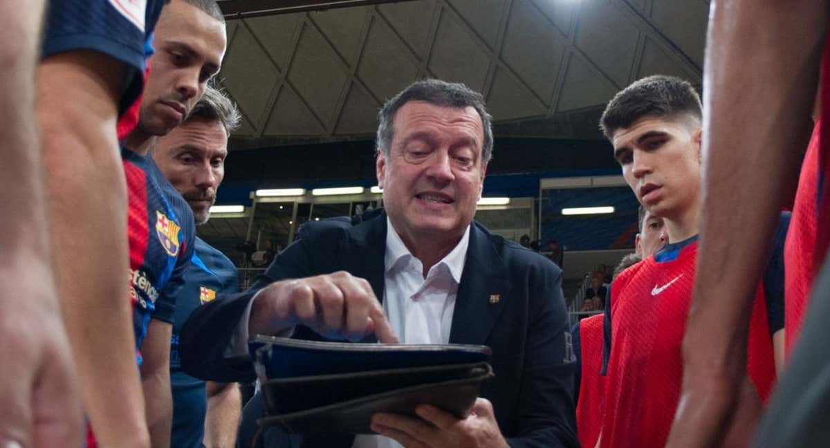 Jesús Velasco, entrenador del FC Barcelona, dando indicaciones a sus jugadores. /ERNESTO ARADILLA