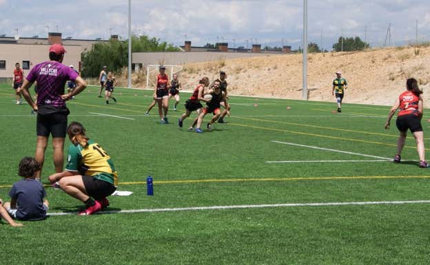 Dos miembros de los Titanes, arbitrando el partido entre el Vallecas Unión y el Torrelodones.  Relevo