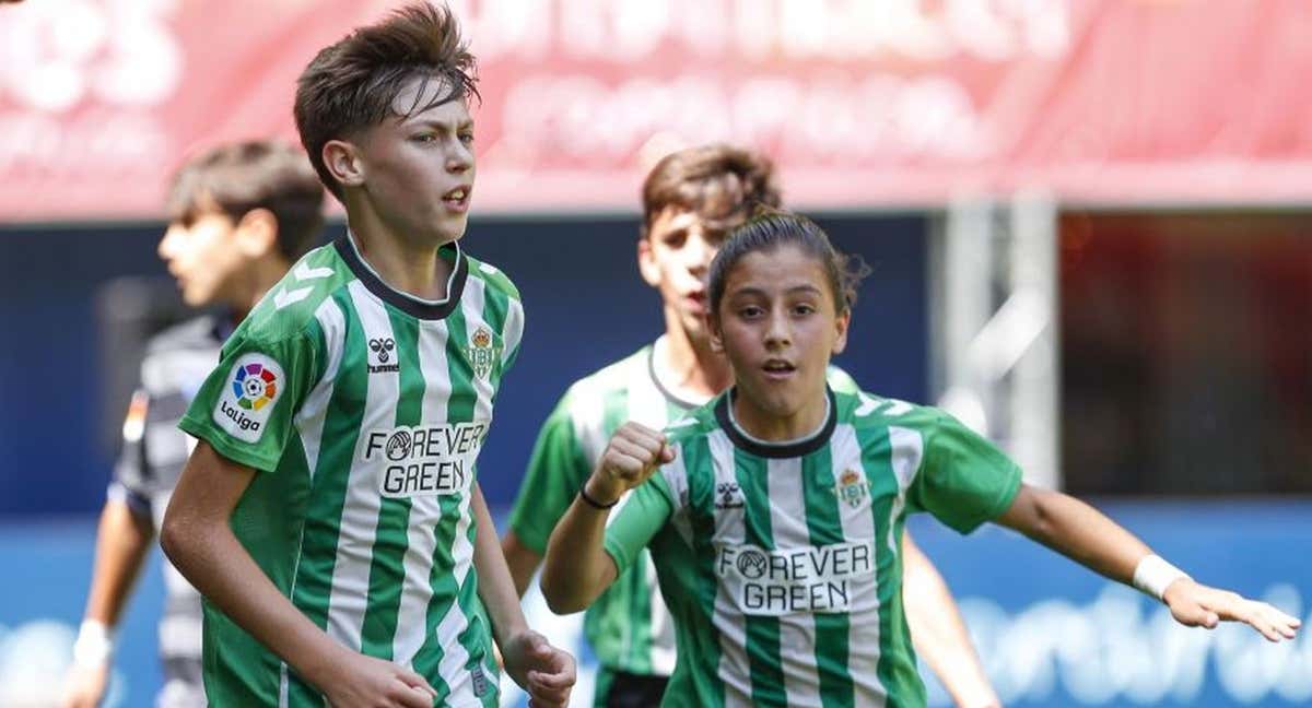Tiago Polo (derecha), jugador del Real Betis.