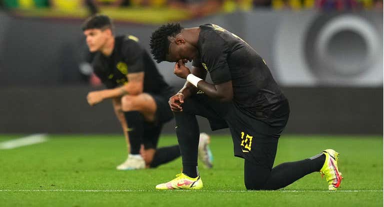 Vinicius se arrodilla antes de comenzar el partido contra Guinea.