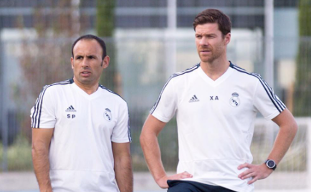 Xabi Alonso, junto a Sebas Parrilla, su segundo. Instagram: @xabialonso