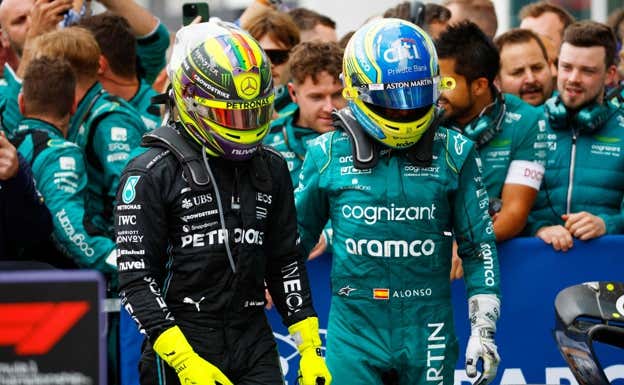 Lewis Hamilton y Fernando Alonso tras el GP de Canadá 2023.  AFP