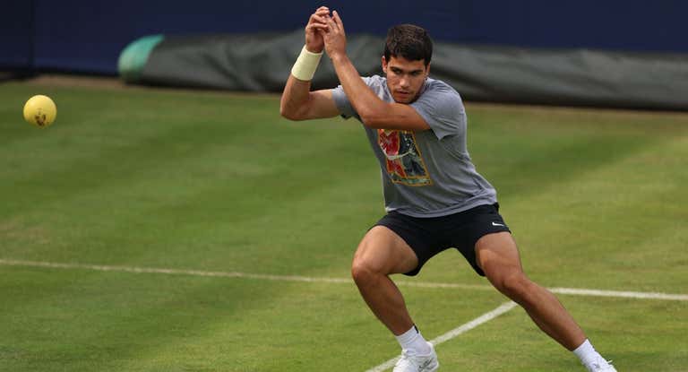 Carlos Alcaraz, durante un entrenamiento en el torneo de Queen's.
