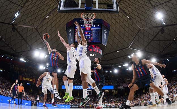Hezonja defiende un tiro de Larovittola durante el primer partido de la final en el Palau.  ACB PHOTO/D. GRAU