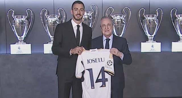 Joselu llevará el dorsal ’14’ y deja la puerta abierta a la llegada de otro delantero