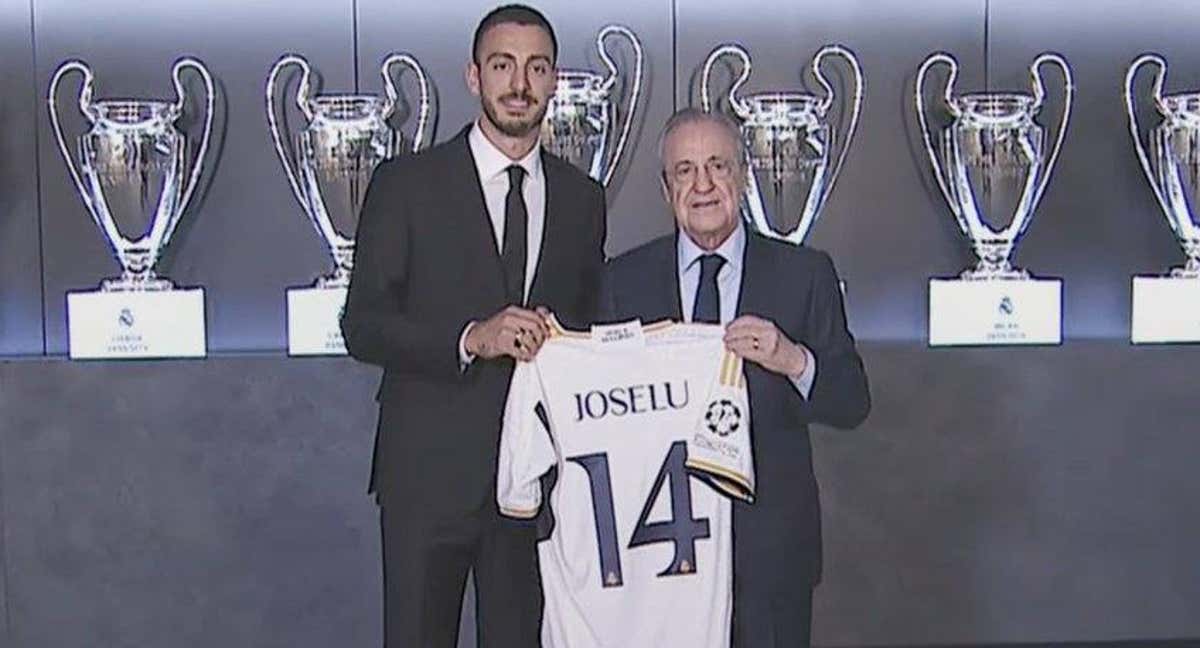 Joselu y Florentino Pérez enseñan la camiseta del canterano, con el '14'.