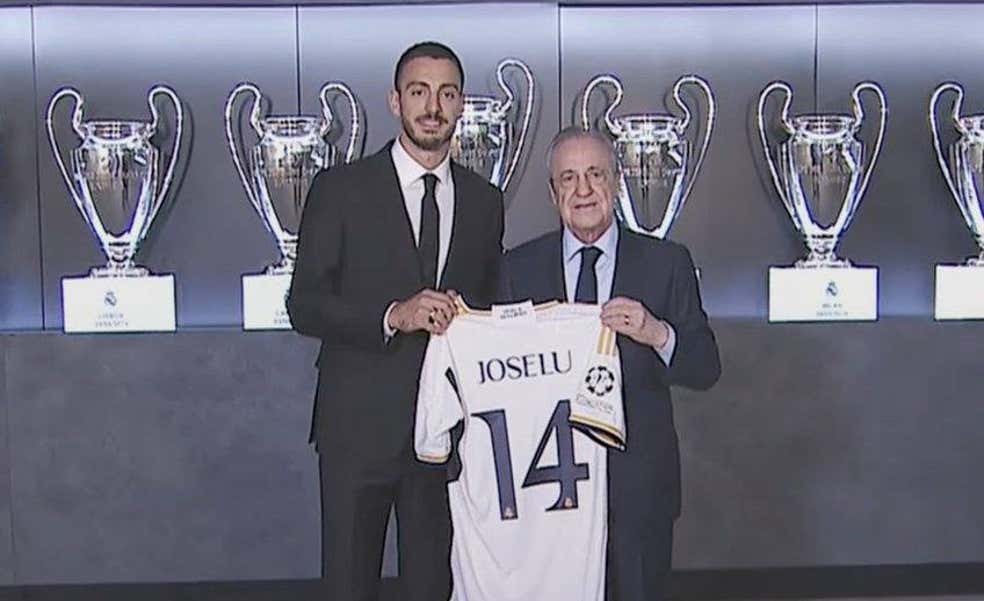 Joselu llevará el dorsal '14' y deja la puerta abierta a la llegada de otro delantero