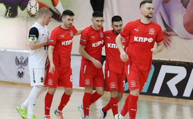 Milovanov, Asadov, Niyazov y Abramovich celebran un gol del KPRF.  AMFR