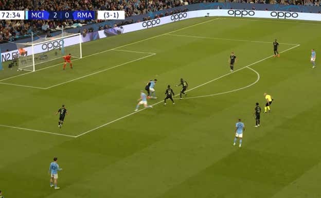 Gündogan recibe rodeado, y aún así es capaz de inventar un pase de tacón.