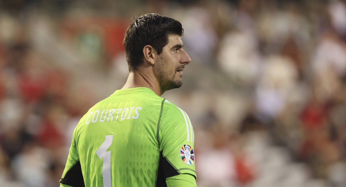 Courtois jugando con la selección belga.