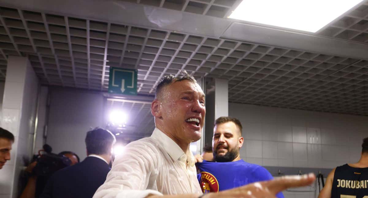 Sarunas Jasikevicius celebra el título en el vestuario del Barcelona./ACB