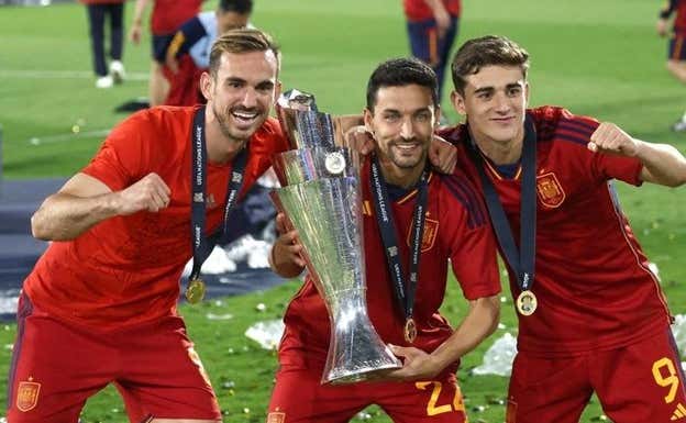 Los tres campeones posan con el trofeo. RFEF