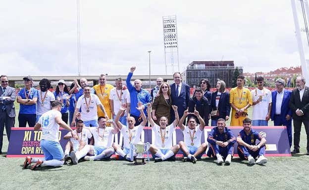 El equipo de la prisión de A Lama celebra el título del Torneo Intercentros.  RFEF