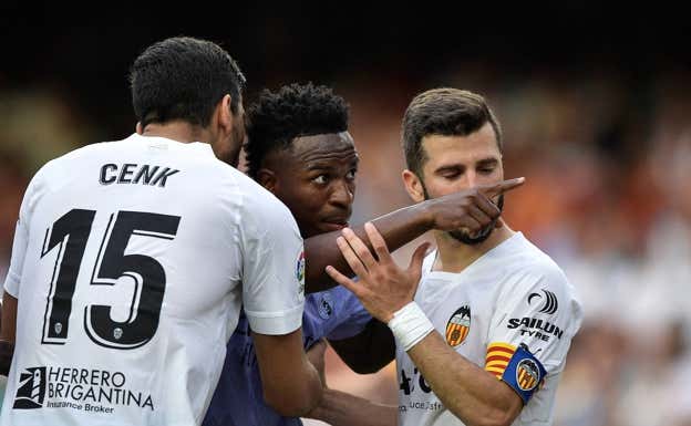 Vinicius señala a algunos aficionados del Valencia por gritos racistas.  REUTERS/Pablo Morano