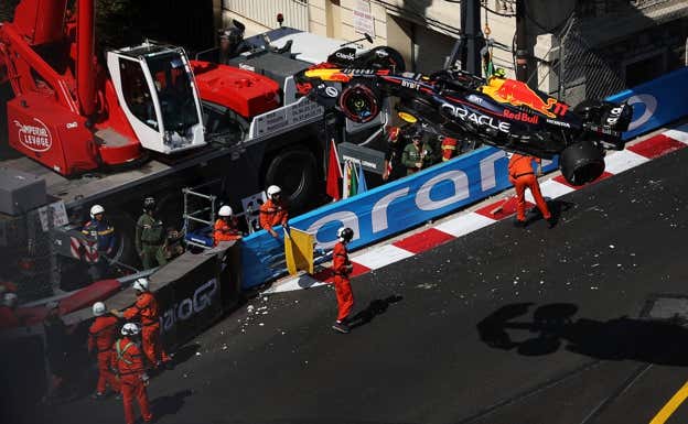 Una grúa sostiene en el aire el Red Bull de Checo Pérez tras su accidente en Mónaco.  Getty