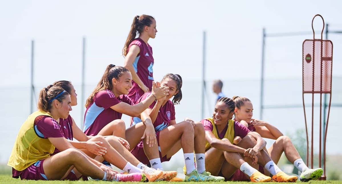 Las jugadoras de la Selección durante un entrenamiento reciente en Benidorm. /@SEFutbolFem