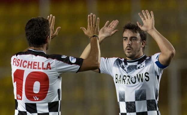Alonso y Fisichella, durante un partido benéfico de fútbol en Mónaco.  Reuters