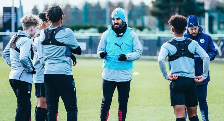 Ilkay Gündogan, durante una sesión como entrenador.