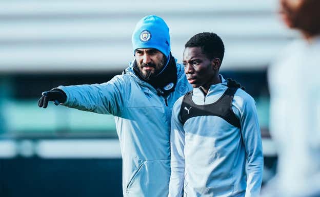 Gündogan da instrucciones a un canterano del City. @ManCity
