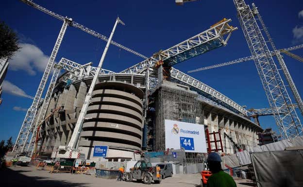 El Santiago Bernabéu durante los primeros meses de su remodelación.