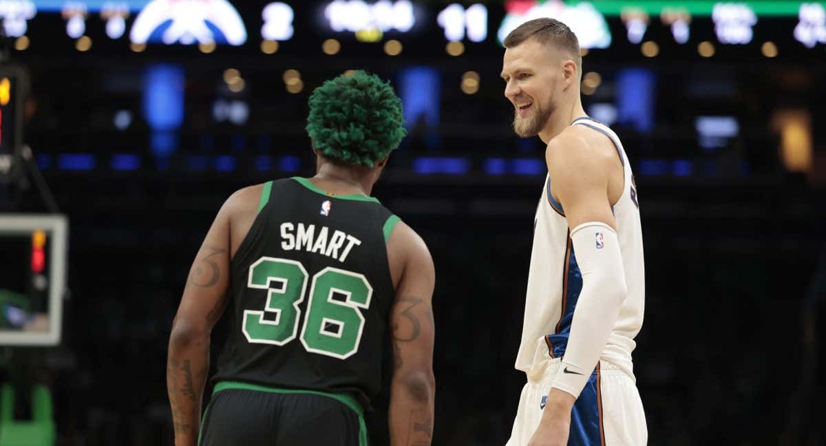 Marcus Smart y Kristaps Porzingis durante un partido la pasada temporada./AFP