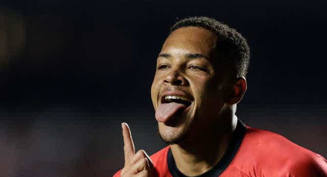 Mientras espera que se haga oficial su llegada al Barça, Vitor Roque sigue goleando en Brasil