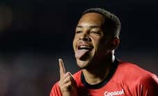 Mientras espera que se haga oficial su llegada al Barça, Vitor Roque sigue goleando en Brasil