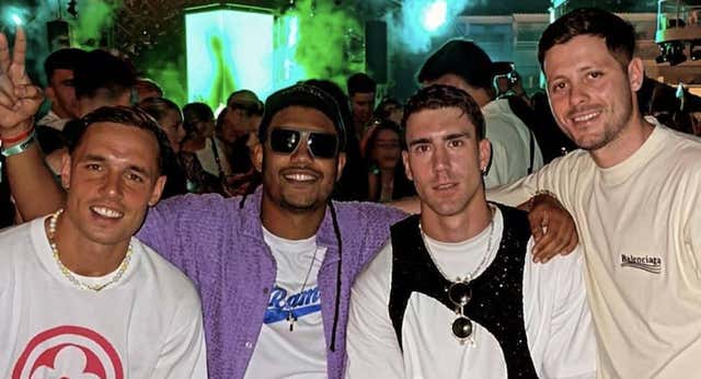 Aforo completo de futbolistas en los rincones de Ibiza: «¡Te aguanto todo el año y ahora también aquí!»