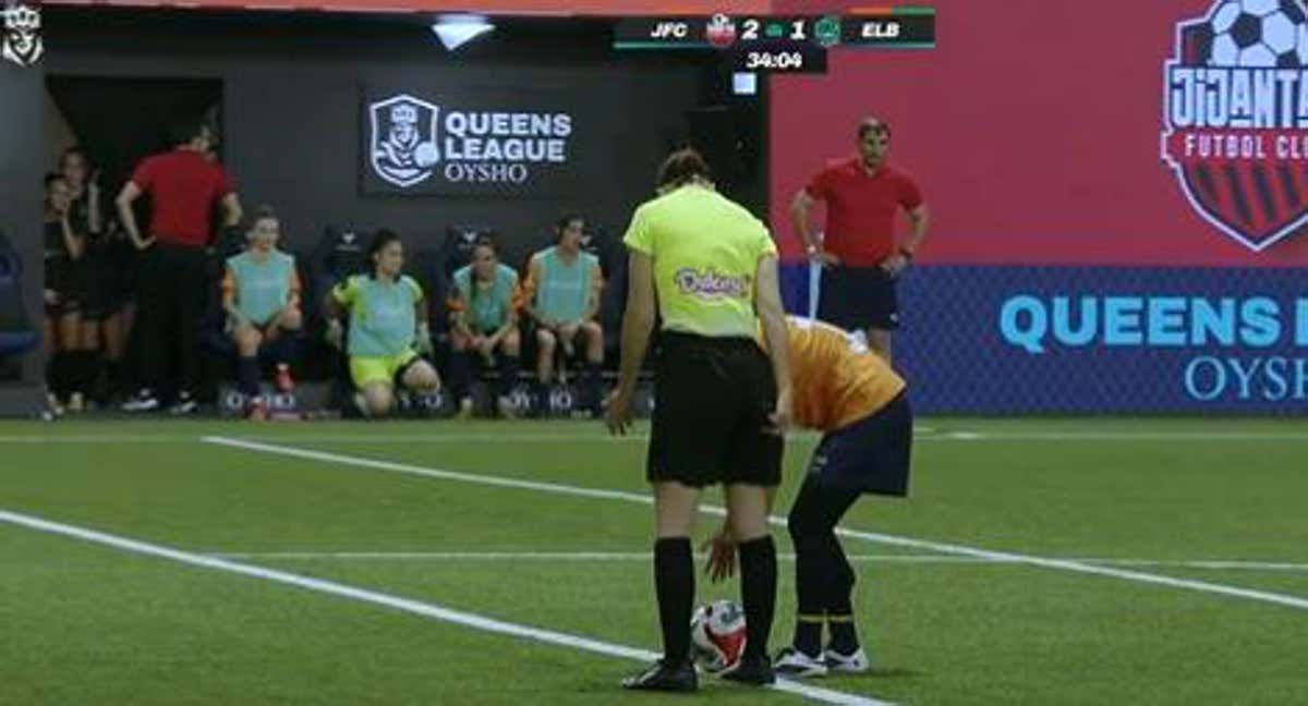 Una acción arbitral durante un partido de la Queens League.