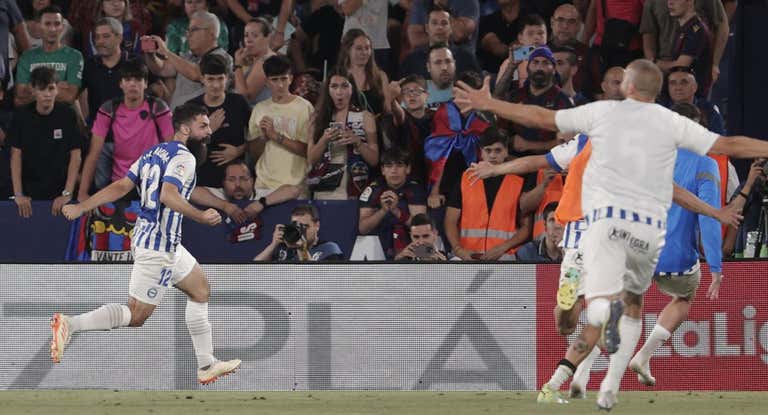 Asier Villalibre celebra el gol del ascenso en el Ciutat de Valencia.
