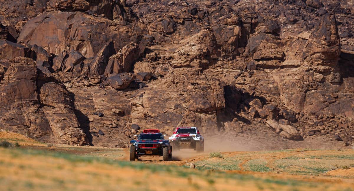 Un Audi y un Toyota, peleando en pista durante el Rally Dakar 2023.