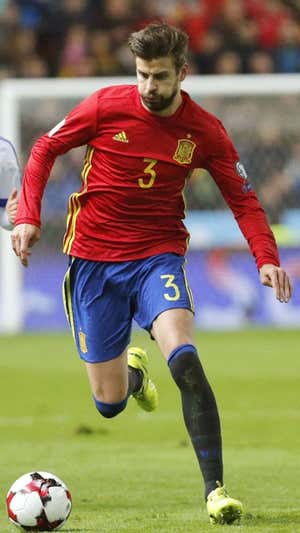 Piqué, durante un partido con la Selección española  EFE
