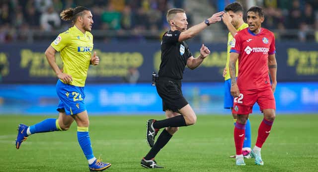 Dos que salen y uno que entra: UEFA asciende a Hernández Hernández a la máxima categoría del arbitraje europeo