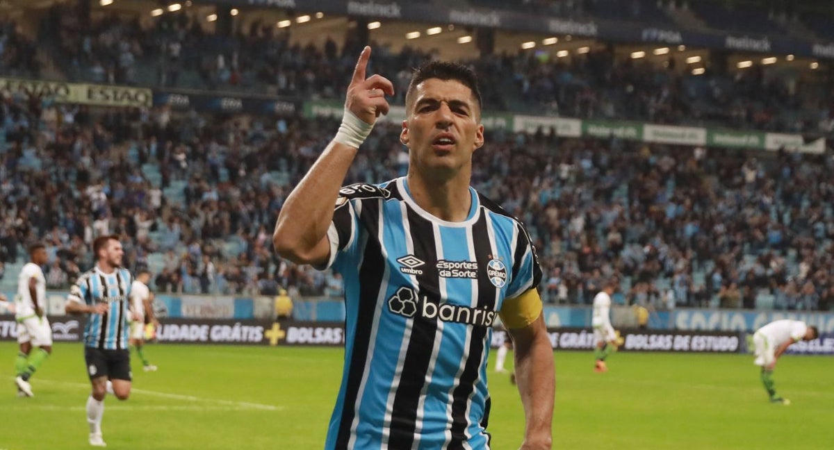 Luis Suárez celebra su último tanto con Gremio.