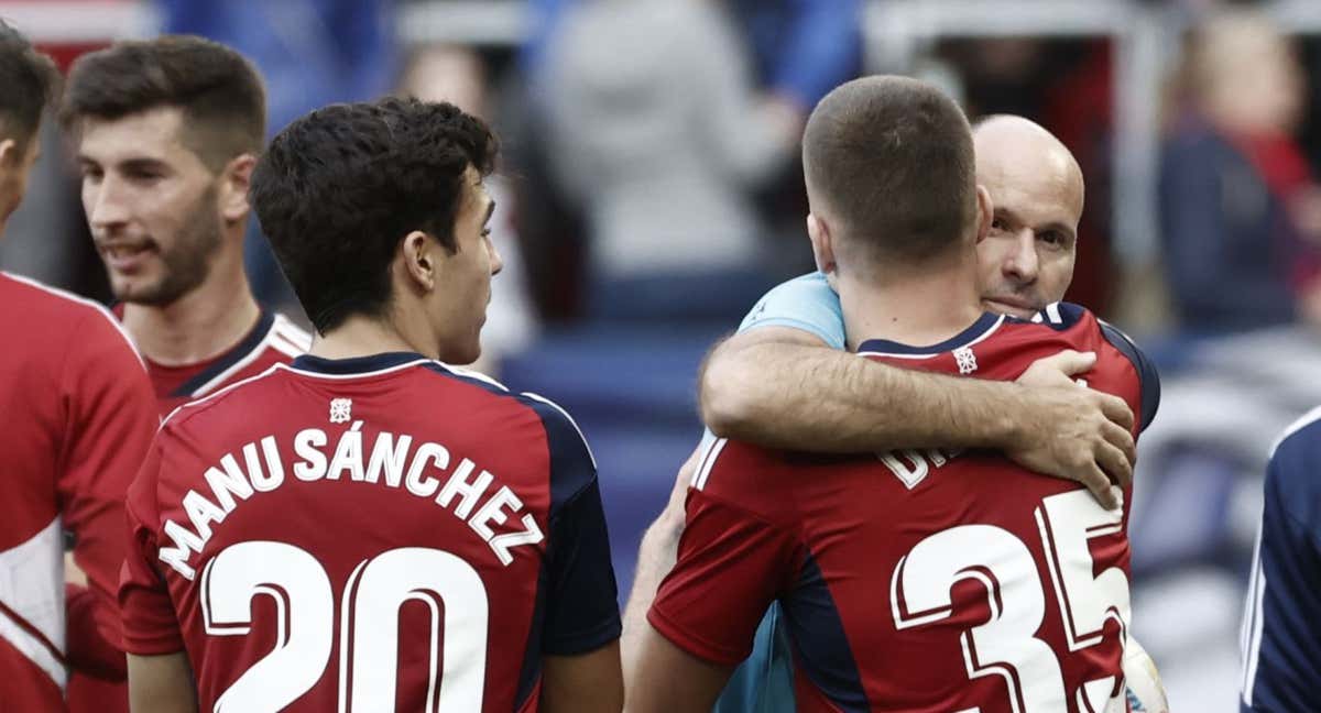 Jugadores de Osasuna abrazan a Mateu Lahoz en su despedida del arbitraje./EFE