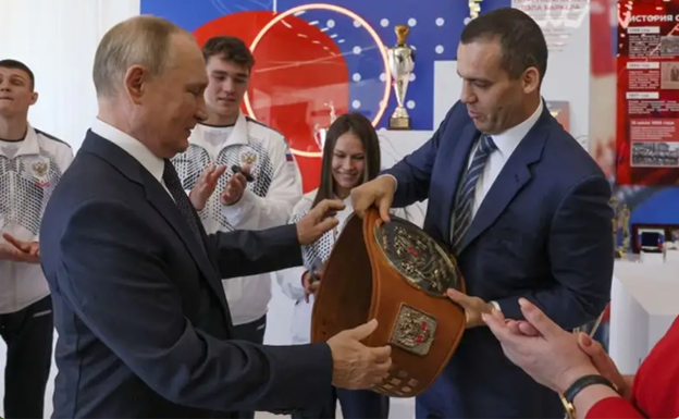 Vladimir Putin y Umar Kremlev, durante un acto en Rusia en septiembre de 2022. Getty Images