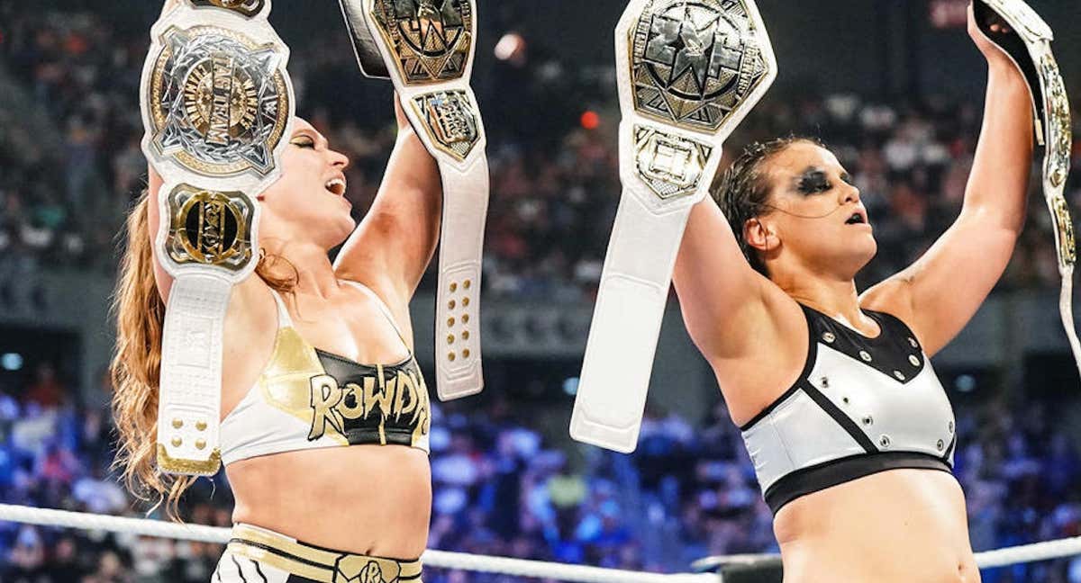 Ronda Rousey y Shayna Baszler celebran su victoria./WWE