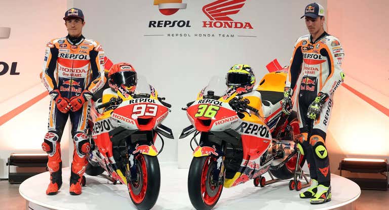 Marc Márquez y Joan Mir, en la presentación de la moto en febrero.