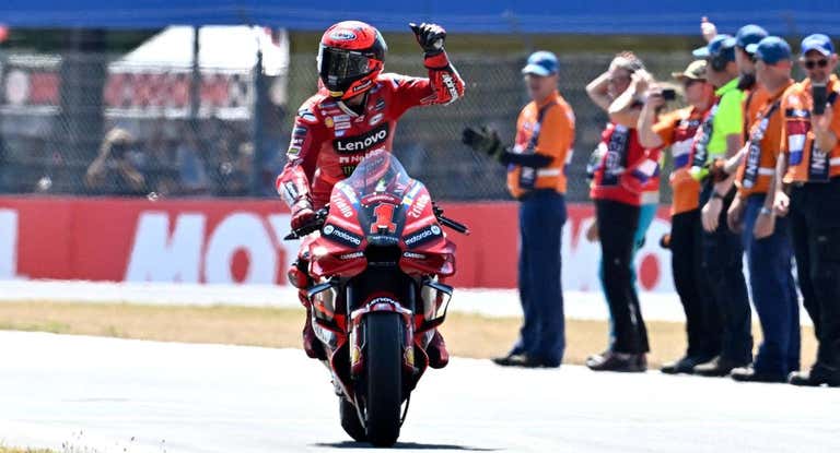 Pecco Bagnaia celebra la victoria en Assen.