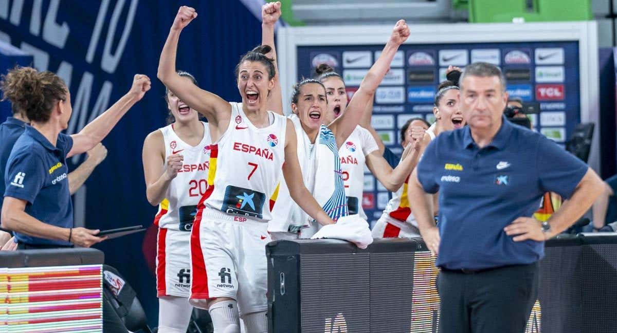 El banquillo de la Selección, en un momento de la final del Eurobasket junto a Miguel Méndez (derecha) y Laia Palau (izquierda). /FEB