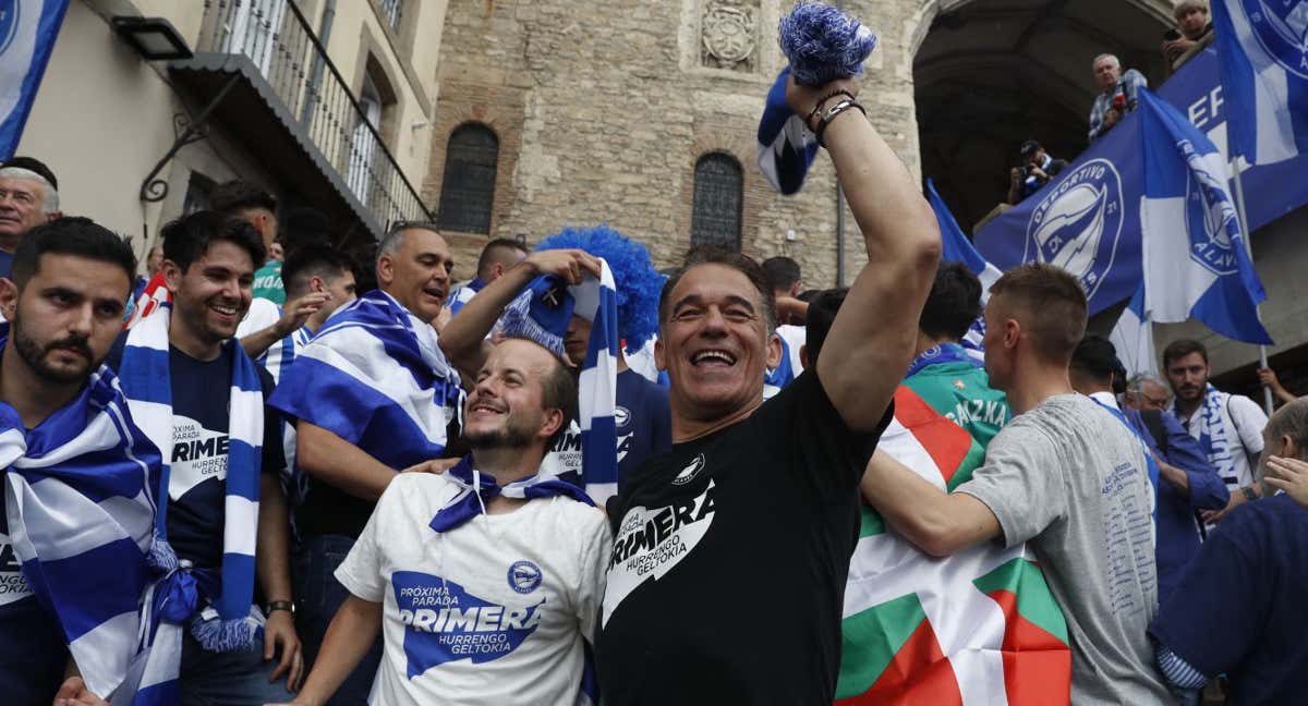 Luis García Plaza, en las celebraciones del Alavés por el ascenso a Primera. /EFE