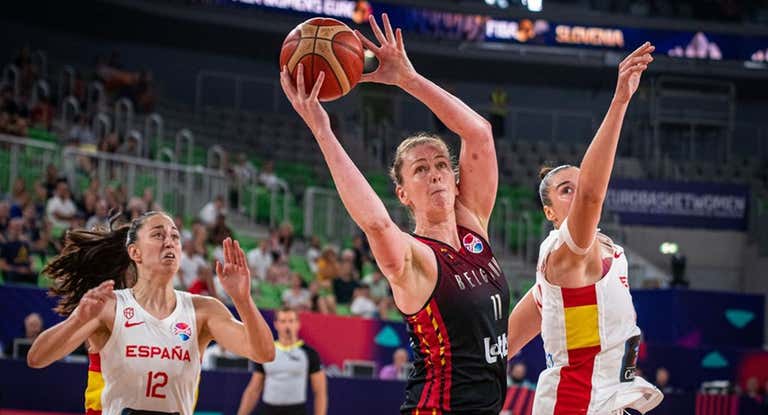 Emma Meesseman con la bola ante Maite Cazorla y Raquel Carrera.