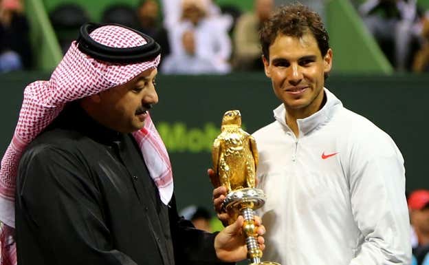Rafael Nadal, con el título de campeón de Doha en 2014.  AFP